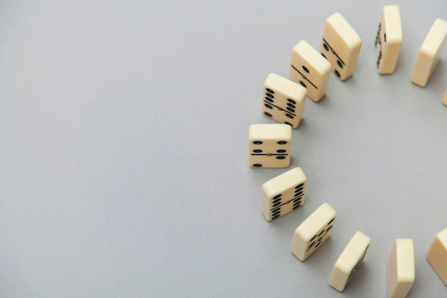 Domino w tle Koncepcja strategii biznesowej