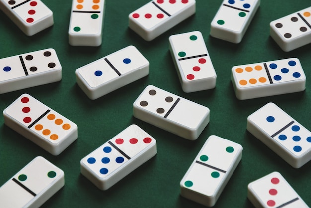 Dominos na zielonym stole