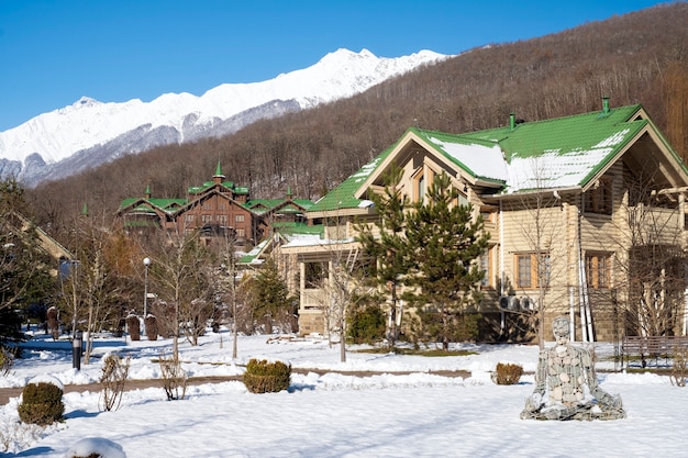 Zdjęcie domki na ferie zimowe w górach w słoneczny zimowy dzień. region kawawski rosja, rosa khutor