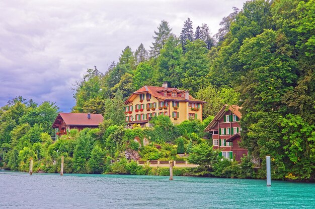 Domki nad jeziorem Interlaken i Brienz z Alpami Szwajcarskimi w dzielnicy Interlaken Oberhasli w kantonie Berno w Szwajcarii