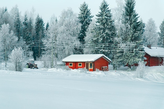 Domki wiejskie w zimowym krajobrazie w Laponii, Finlandia