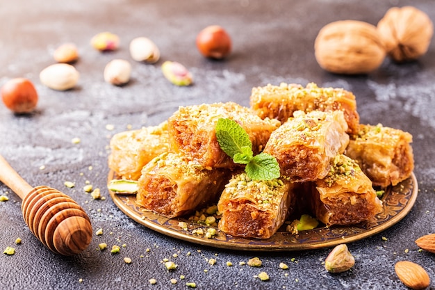 Zdjęcie domowa baklava z orzechami i miodem, selektywne focus.