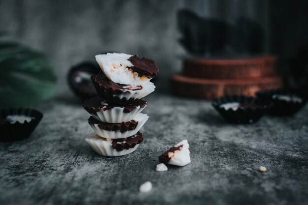 Domowa ciemna czekolada i biały kubek na czarnym kubku czekolady z wiejskim szarym tłem