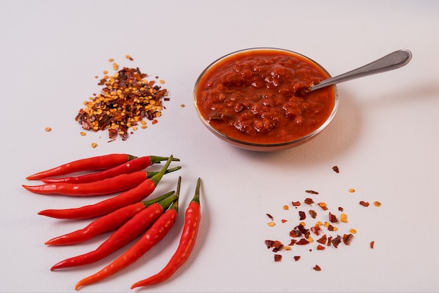 Domowa Czerwona Pasta Harissa, Przyprawy Papryczki Chili I świeże Czerwone Papryczki Chili.