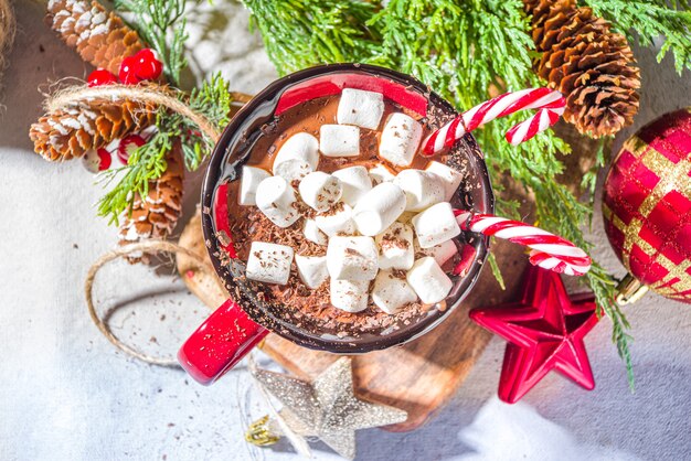 Domowa gorąca czekolada z mini marshmallows, gorący przytulny świąteczny napój kakaowy na drewnianym tle z miejscami do kopiowania świątecznych dekoracji