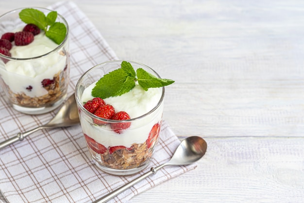 Domowa granola z kawałkami truskawek i jogurtem