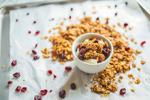 Zdjęcie domowa granola z quinoą i suszoną żurawiną