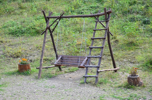 Domowa huśtawka znajduje się na świeżym powietrzu