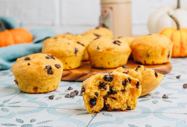 Zdjęcie domowa jesień pumpkin muffin z czekoladowymi czapkami na niebieskim tle selectve focus