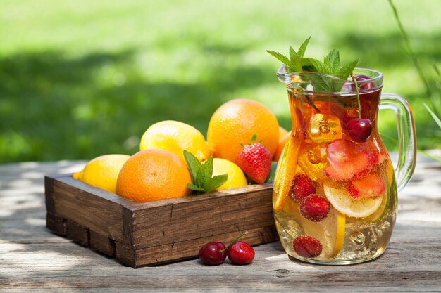 Domowa lemoniada lub sangria z letnimi owocami i jagodami Na świeżym powietrzu Z miejscem na tekst