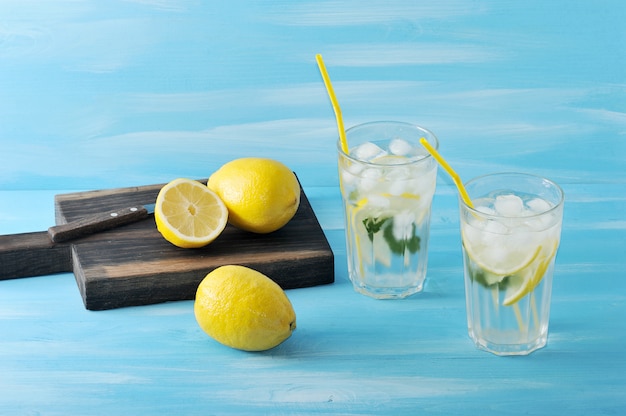 Domowa lemoniada z cytryny, mięty, lodu i wody w szklankach