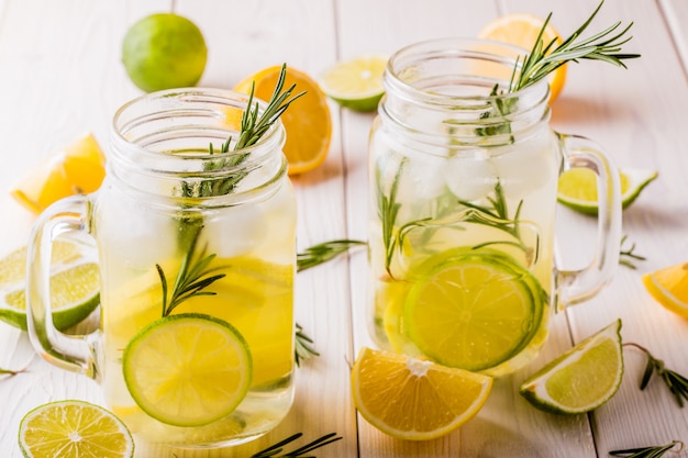 Domowa lemoniada z limonką, cytryną i rozmarynem