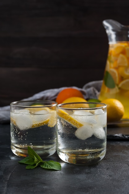 Domowa lemoniada z miętą z cytryny i pomarańczy, orzeźwiający napój cytrusowy w szklance