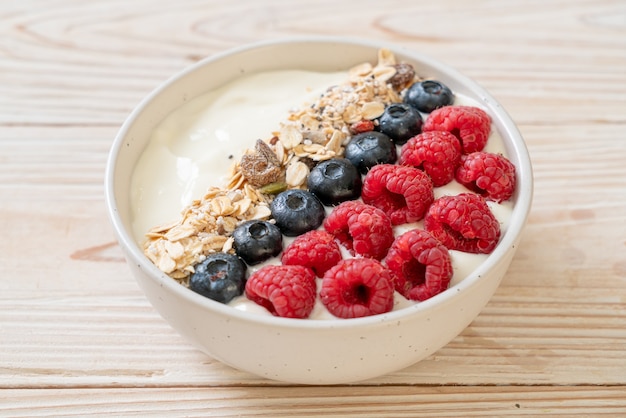 domowa miska jogurtowa z malinami, jagodami i muesli - styl zdrowej żywności