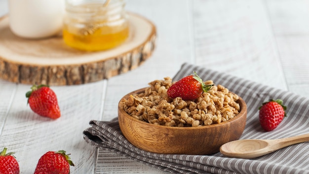 Domowa Muesli W Drewnianej Misce Z Truskawkami Na Drewnianym Tle. Pojęcie Zdrowego śniadania. Copyspace.