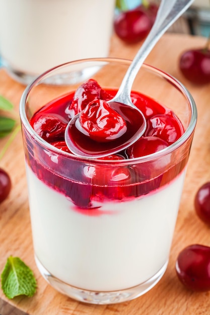 Domowa panna cotta deserowa z sosem wiśniowym i miętą