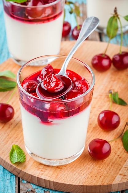 Domowa panna cotta deserowa z sosem wiśniowym i miętą