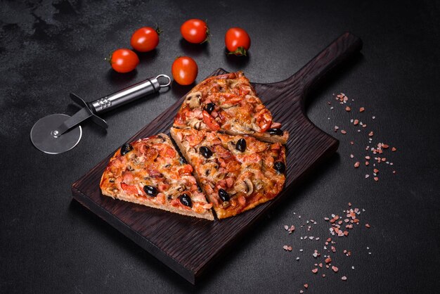 Domowa pizza warzywna z dodatkiem pomidorów, oliwek i ziół