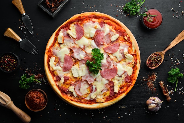 Domowa pizza z kurczakiem w bekonie i kiełbasą salami Widok z góry wolne miejsce na tekst Styl rustykalny