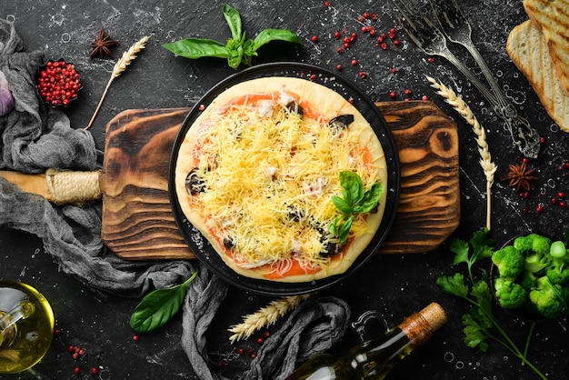 Domowa pizza z pieczarkami, serem i bazylią Widok z góry Styl rustykalny