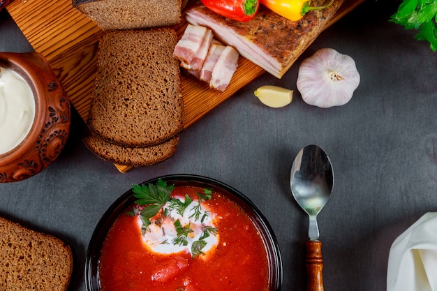 Domowa ukraińska zupa narodowa - czerwony barszcz z buraków, warzyw i mięsa