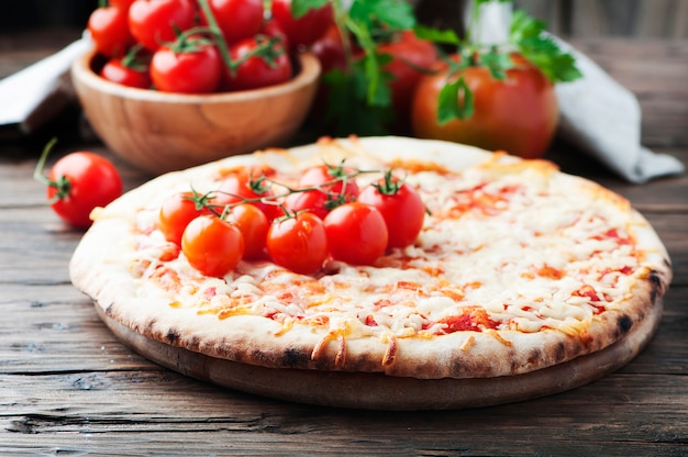 Domowa włoska pizza margherita z pomidorem