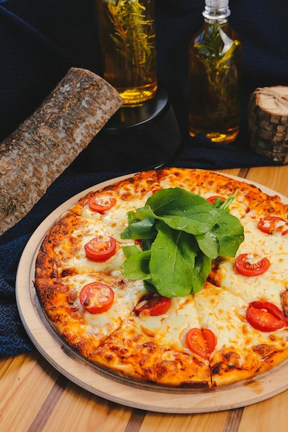 Domowa włoska pizza z serem mozzarella salami sos pomidorowy papryka rukola i przyprawy