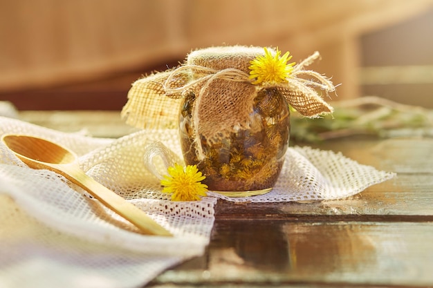 Zdjęcie domowa ziołowa organiczna nalewka z mniszka lekarskiego z dzikimi kwiatami przepis na nalewkę z korzenia mniszka lekarskiegodomowa homeopatia medycyna alternatywna naturalna esencja