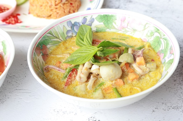 Domowa zupa z zielonego curry z krewetkową kulką rybną i warzywami i owocami morza Pyszne azjatyckie jedzenie w Tajlandii.