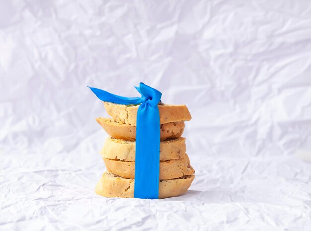 Zdjęcie domowe biscotti lub cantuccini słodki deser bezglutenowy związany z satynową wstążką