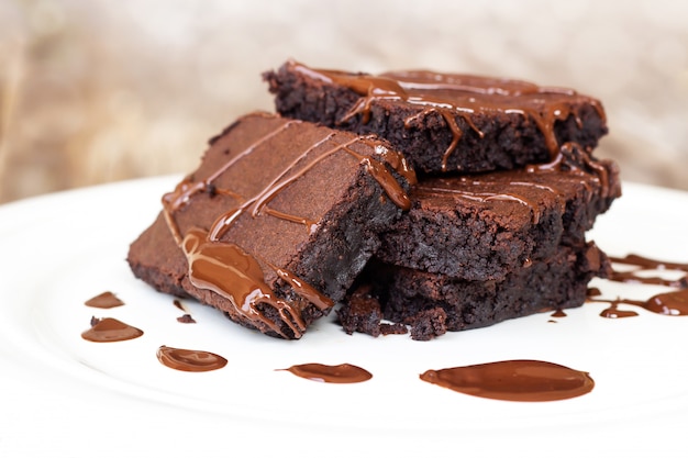 Zdjęcie domowe brownie podawane z krówką czekoladową