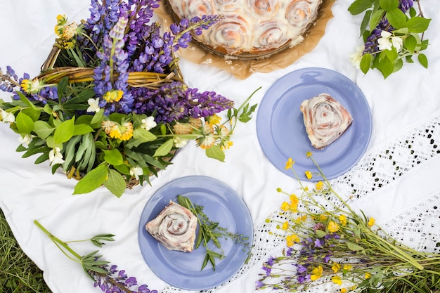 Domowe Bułeczki Cinnabon W Kremowym Lukrze Na Letnim Pikniku