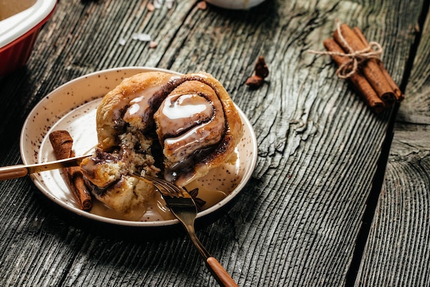 Domowe bułeczki cynamonowe Cinnamon Sinnabon bułka baner menu przepis miejsce na tekst widok z góry