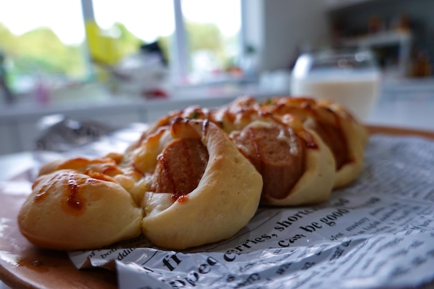Zdjęcie domowe bułeczki z hot dogami