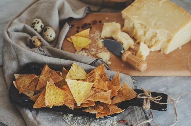 Domowe Chrupiące Frytki Z Parmezanem Z Oranżackiego Flatbreadu Lavash Na Ręcznie Robionym Talerzu