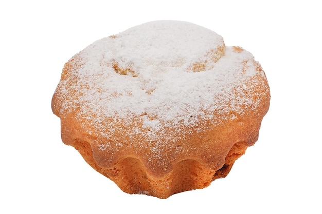Zdjęcie domowe ciastko posypane cukrem pudrem i wypiekami na białym tle
