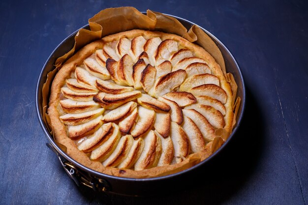 Domowe ciasto cynamonowe, słodka świeżo upieczona tarta jabłkowa, tradycyjna francuska szarlotka z pieca, naczynie do pieczenia