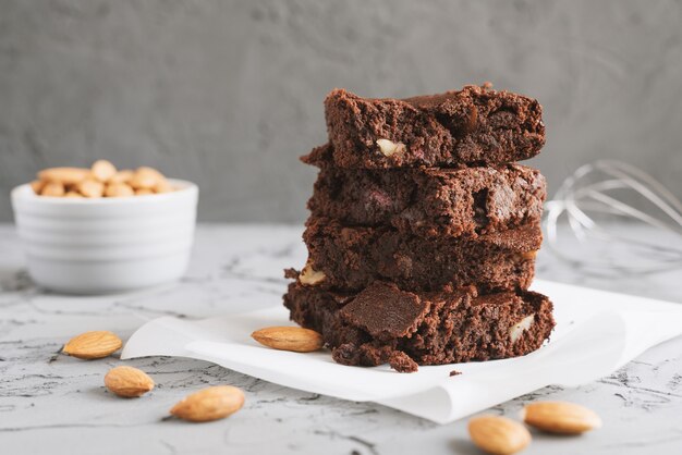 Domowe Ciasto Czekoladowe Brownie Zapiekane Z Orzechami Migdałowymi I Podawane Na Papierze Do Pieczenia