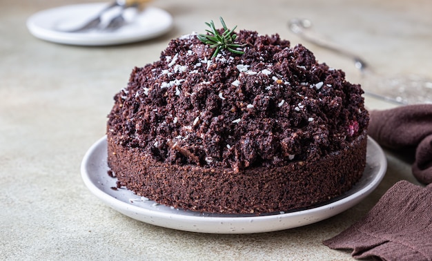Domowe ciasto czekoladowe z wiśniami i bitą śmietaną. Ciasto z kretem lub kretem.