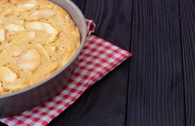 Zdjęcie domowe ciasto jabłkowe z piekarnika w naczyniu do pieczenia