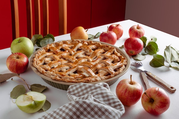 Zdjęcie domowe ciasto jabłkowe ze świeżymi jabłkami na białym stole kuchennym święto dziękczynienia tradycyjny deser gotowy do jedzenia przygotowanie ciasta na święto dziękczynienia jesień piekarnia krzepkie słodycze pogodowe recept