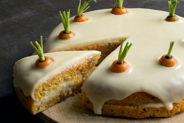 Domowe ciasto. tradycyjne ciasto marchewkowe ze śmietaną.