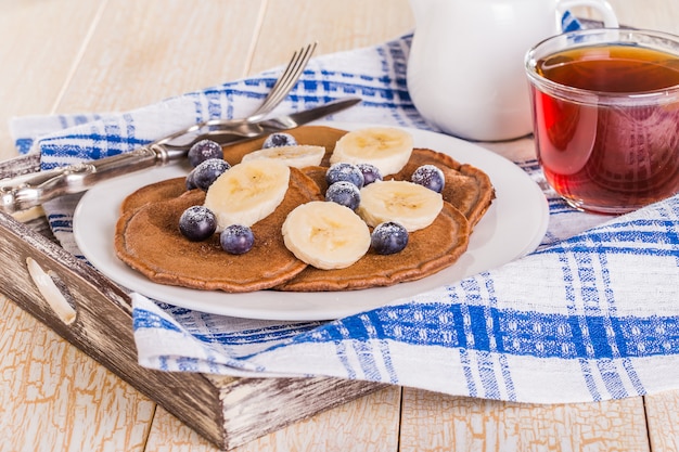 Domowe czekoladowe naleśniki z jagodami i bananem