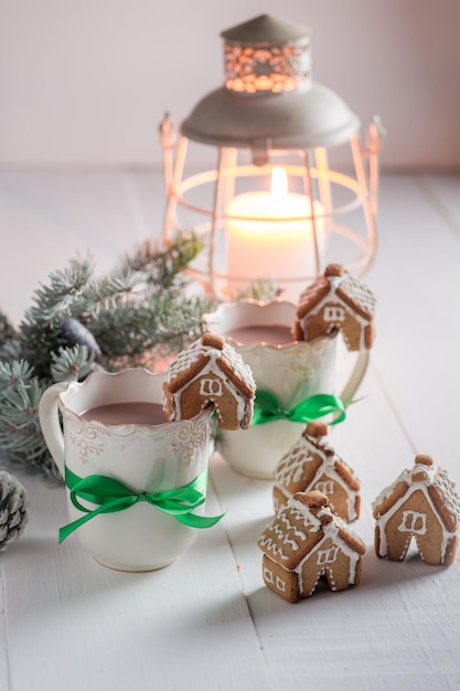 Domowe domki z piernika ze smacznym kakao w świąteczny zimowy wieczór