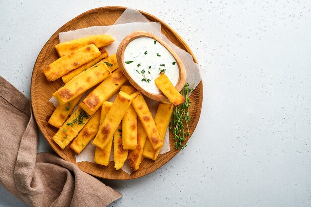 Domowe Frytki Z Polentą Z Solą Morską, Parmezanem, Tymiankiem, Rozmarynem Z Sosem Jogurtowym