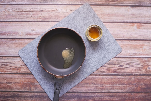 Domowe ghee w pojemniku na patelnię na stole