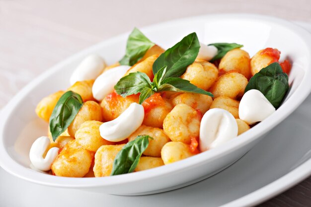 Domowe gnocchi z sosem pomidorowym z bazylią i mozzarellą