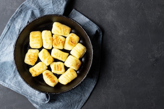 Domowe Gnocchi Ziemniaczane. Leżał na płasko. Czarne tło.