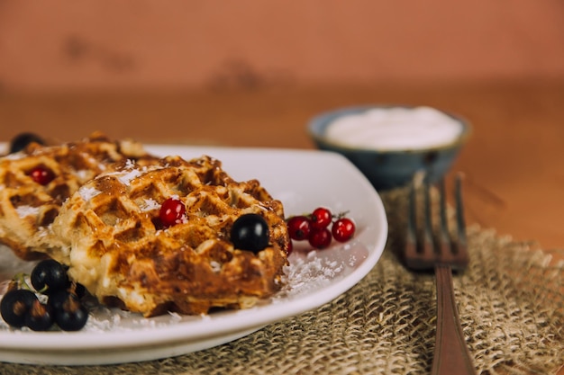 Zdjęcie domowe gofry z jagodami gofry belgijskie z malinami kulinarna koncepcja pieczenia piekarni