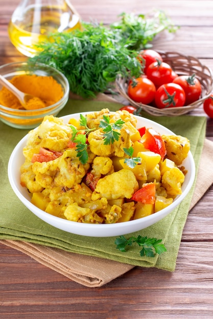 Domowe indyjskie curry - kalafior ziemniaczany, aloo gobi masala na talerzu